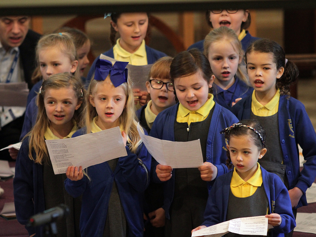 Trowell School Choir praising